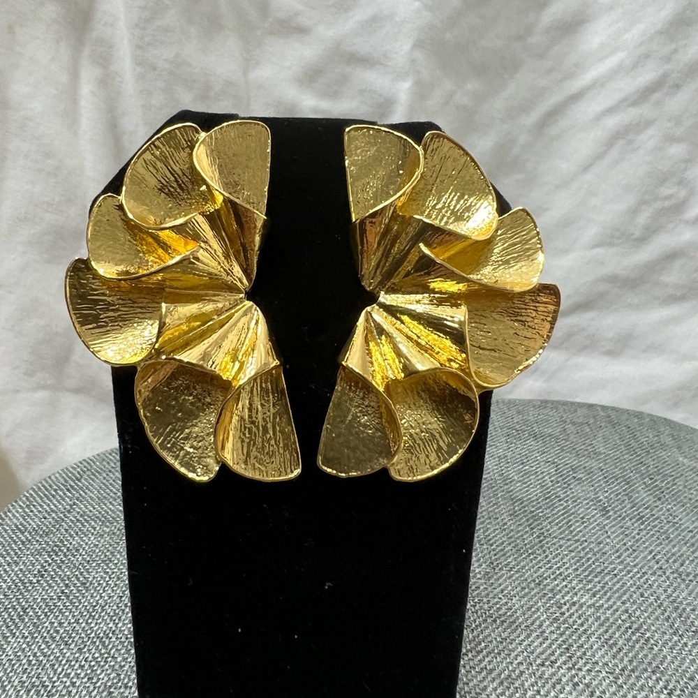 NWOT…Fashion Jewelry Ladys 18K Gold Plating. Very Stylish And Y2K Trending☑️